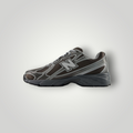 NDO Clothing New Balance Sneaker in Schwarz und Metallic-Grau aus Mesh und Leder mit flacher Sohle
