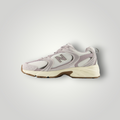 NDO Clothing New Balance U530 Sneaker in Grau und Beige aus Mesh und Lederimitat mit flacher Sohle und Schnürung