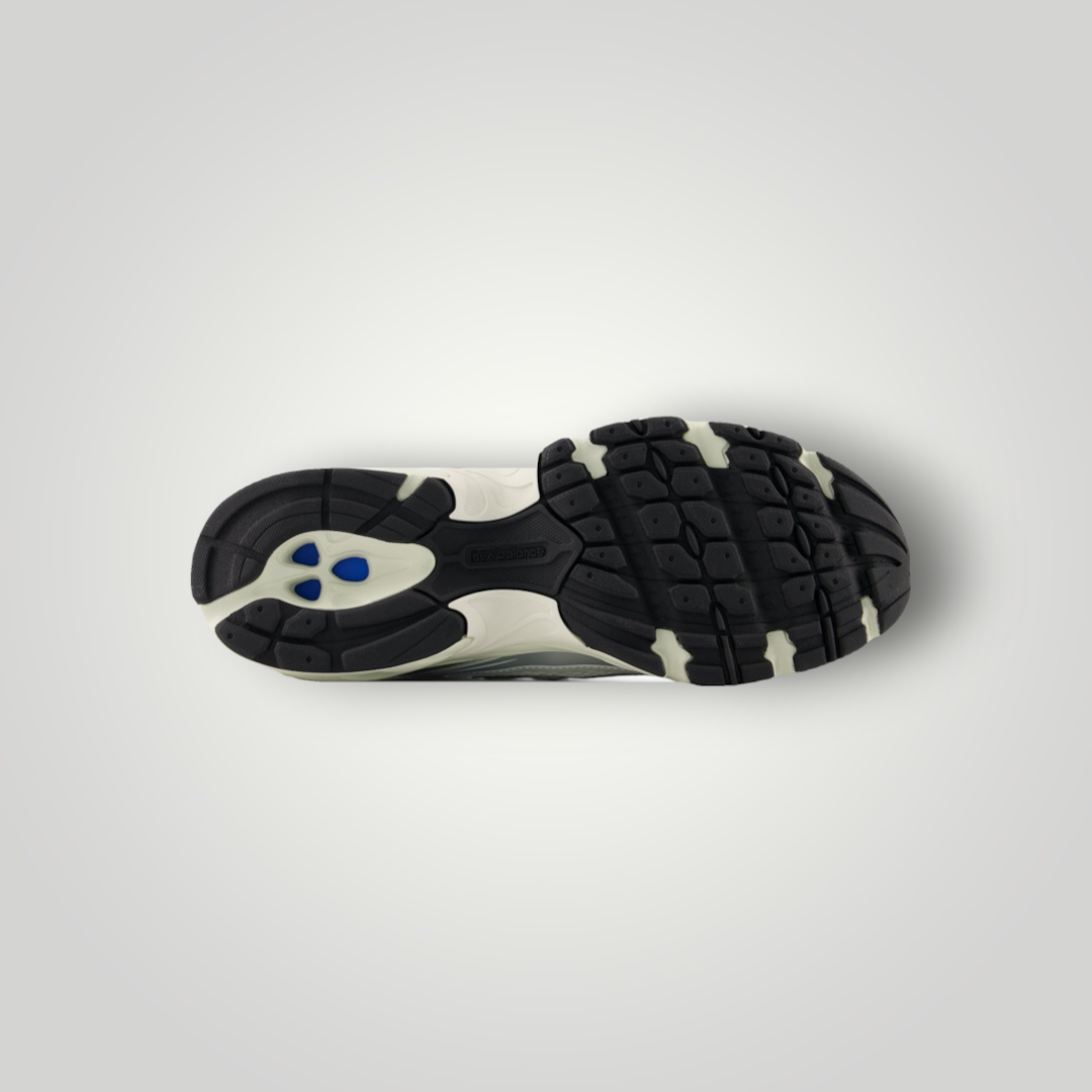 NDO Clothing New Balance Sneaker Sohle in Schwarz und Creme mit blauen Details für optimalen Halt
