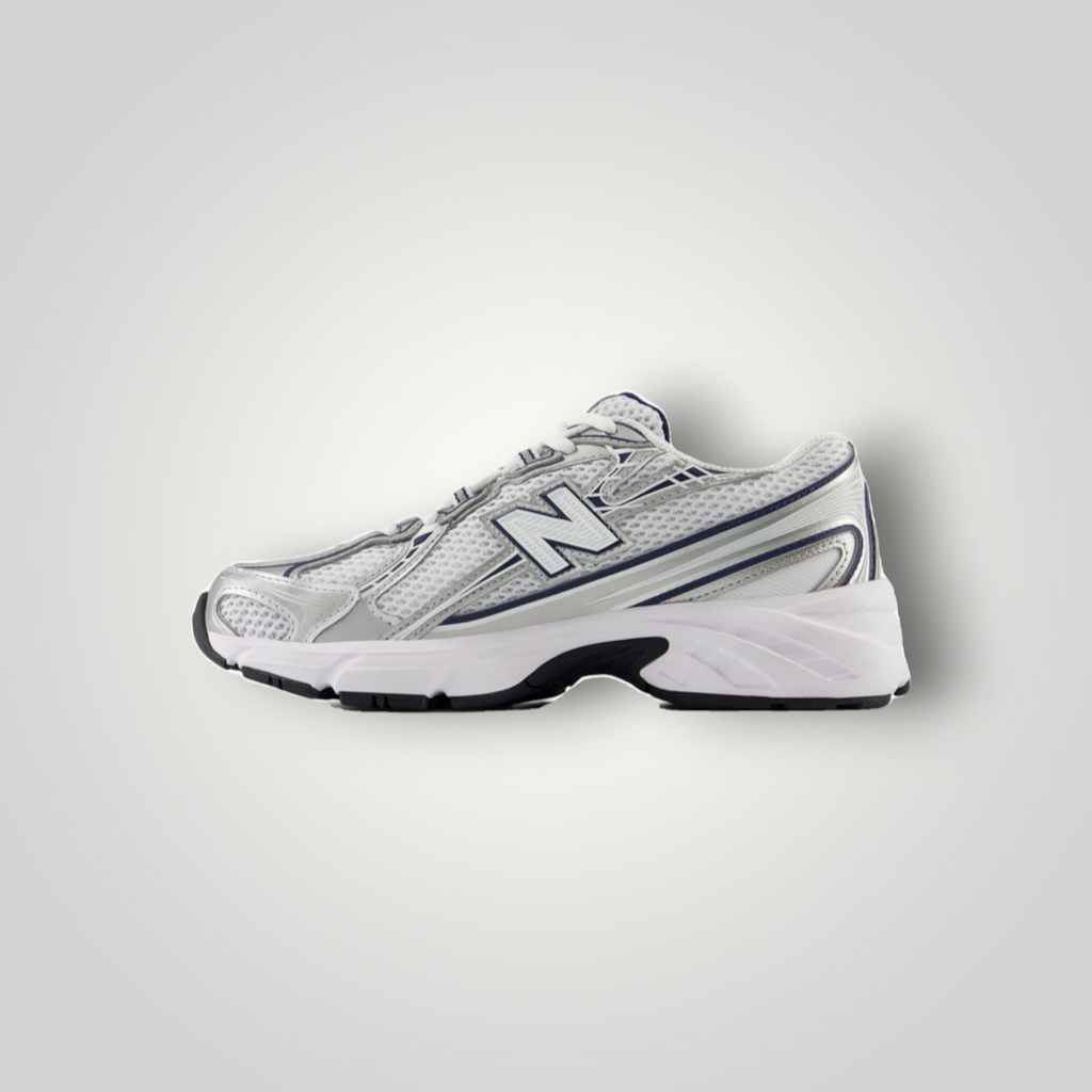 NDO Clothing New Balance 740 Unisex Sneaker in Navy und Silber mit atmungsaktivem Mesh-Obermaterial und flacher Sohle