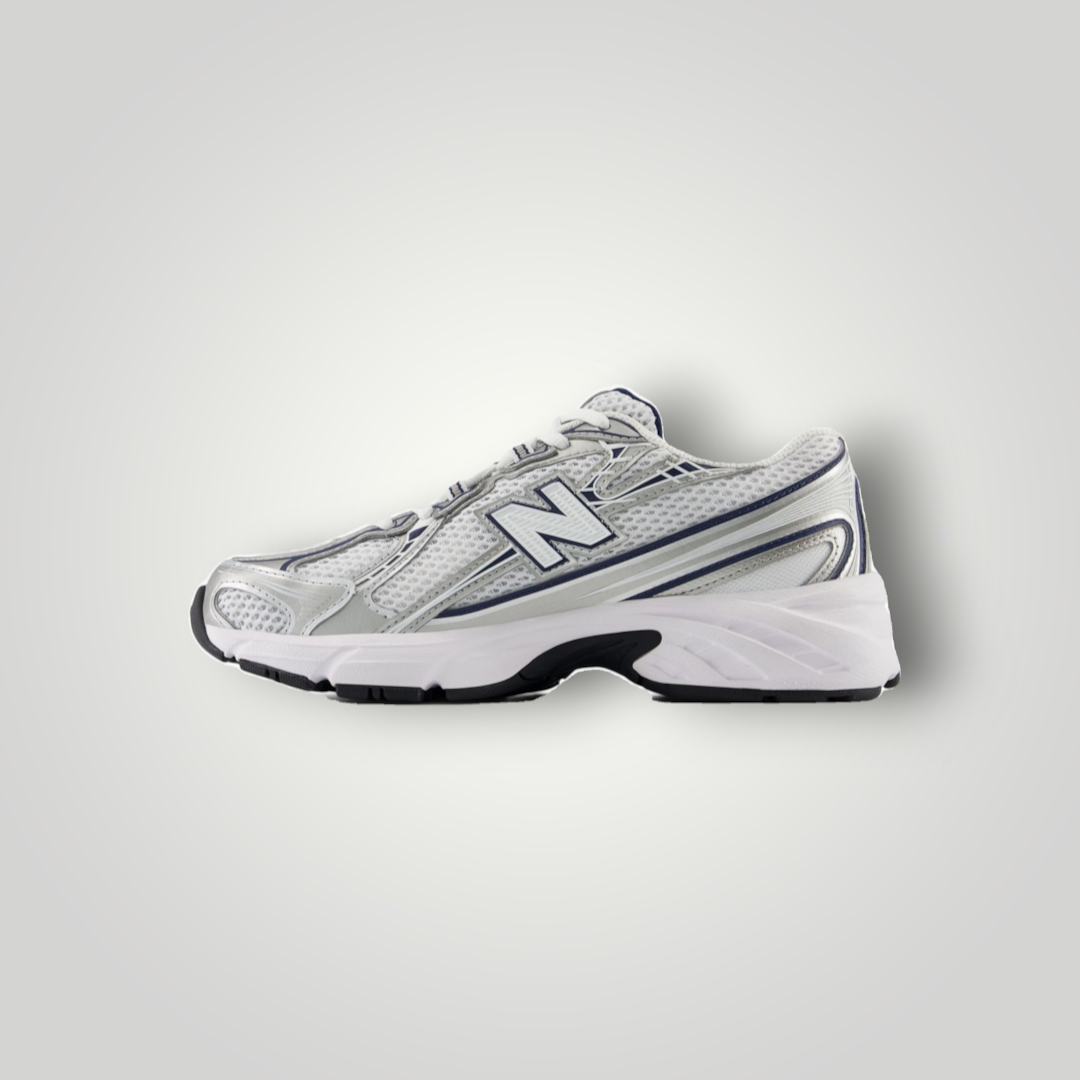 NDO Clothing New Balance 740 Unisex Sneaker in Navy und Silber mit atmungsaktivem Mesh-Obermaterial und flacher Sohle