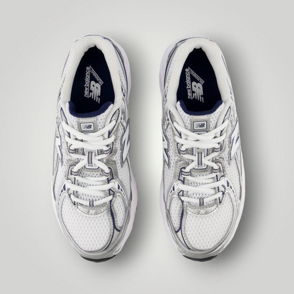 NDO Clothing New Balance 740 Unisex Sneaker in Navy und Weiß mit Mesh-Obermaterial und Schnürung in der Draufsicht