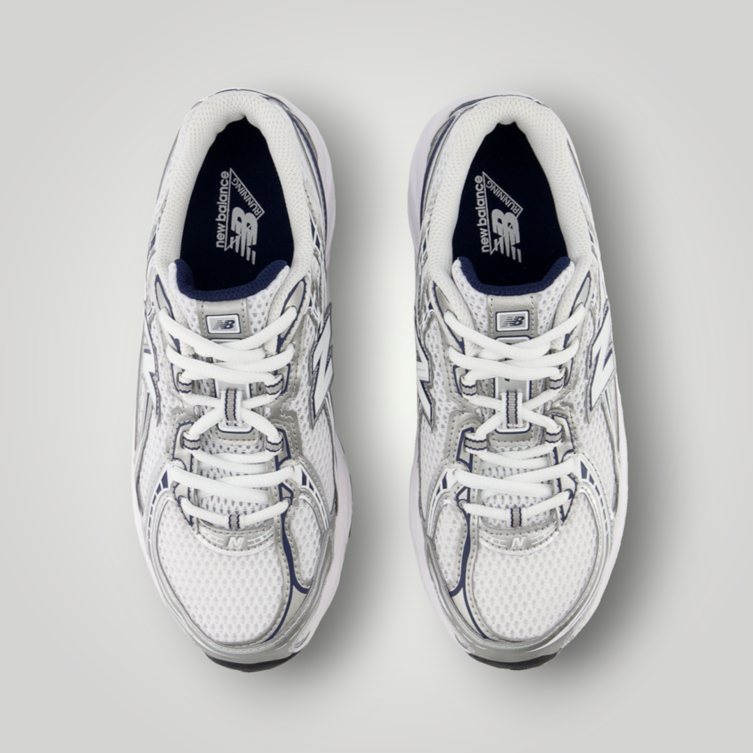 NDO Clothing New Balance 740 Unisex Sneaker in Navy und Weiß mit Mesh-Obermaterial und Schnürung in der Draufsicht