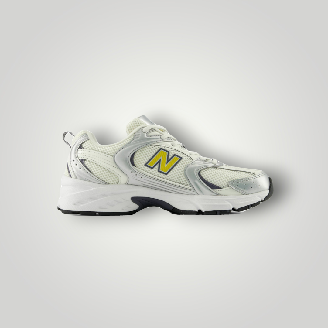 NDO Clothing New Balance U530 Sneaker in Silber Metallic und Sea Salt mit Mesh-Einsätzen und gelbem N-Logo