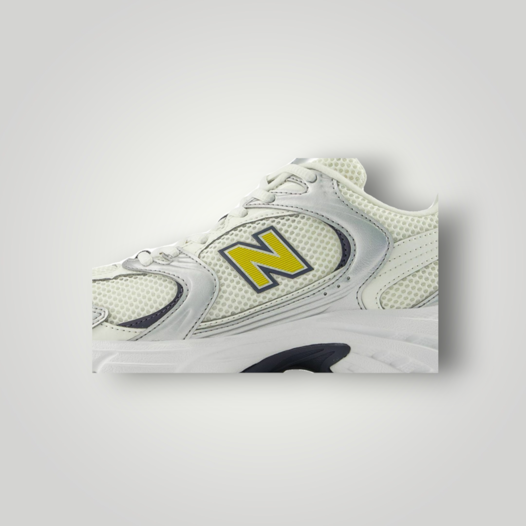 NDO Clothing New Balance U530 Sneaker in Silber Metallic und Sea Salt mit Mesh-Obermaterial und gelbem N-Logo