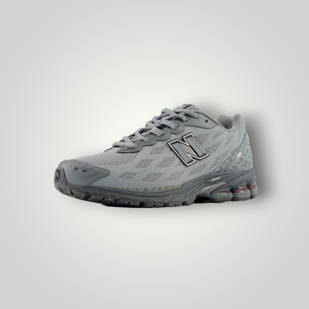 NDO Clothing New Balance Sneaker in Schiefergrau mit Rosewood-Akzenten, aus Leder und Textil mit Schnürung.