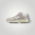 NDO Clothing New Balance Sneaker in Truffle Salt und Timberwolf aus Leder und Textil mit flacher Sohle