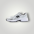 NDO Clothing New Balance U740 Unisex-Sneaker in Weiß mit Mesh-Obermaterial und silbernen Details in Seitenansicht