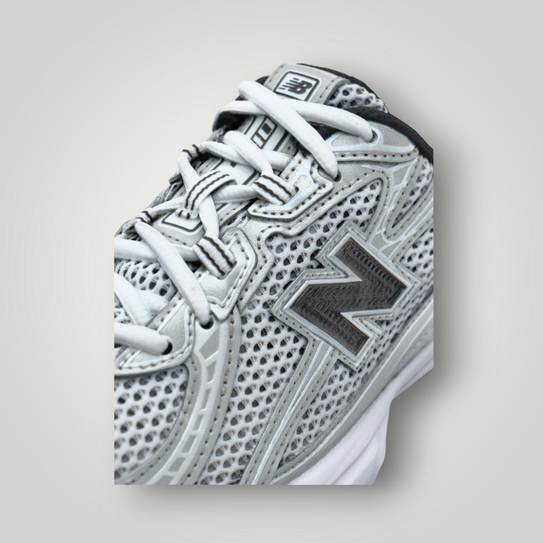 NDO Clothing New Balance U740 Sneaker in Weiß mit Mesh-Obermaterial und markantem N-Logo im Detail