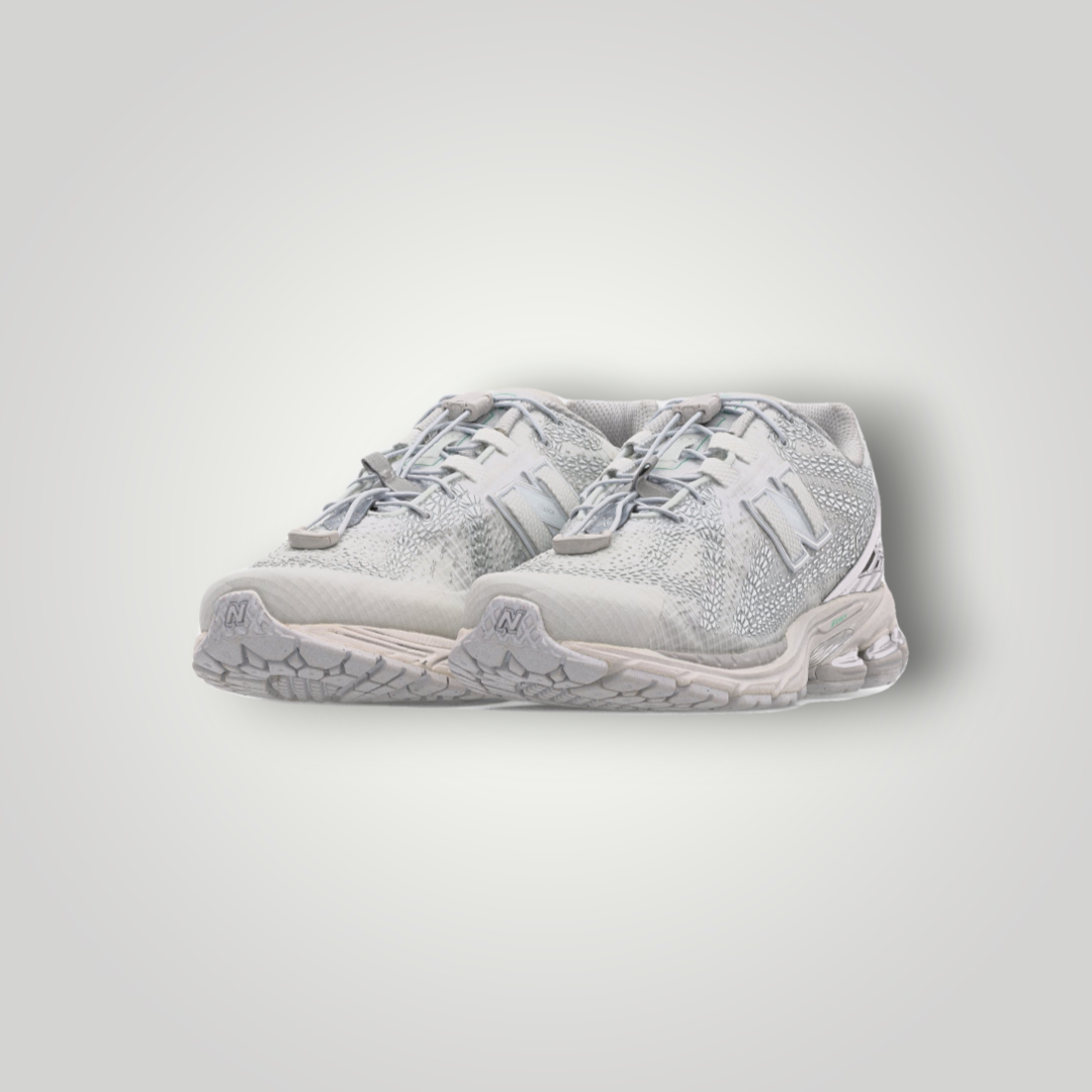 NDO Clothing New Balance U1906 Unisex-Sneaker in Weiß und Metallic-Silber mit Mesh-Obermaterial und Schnürung