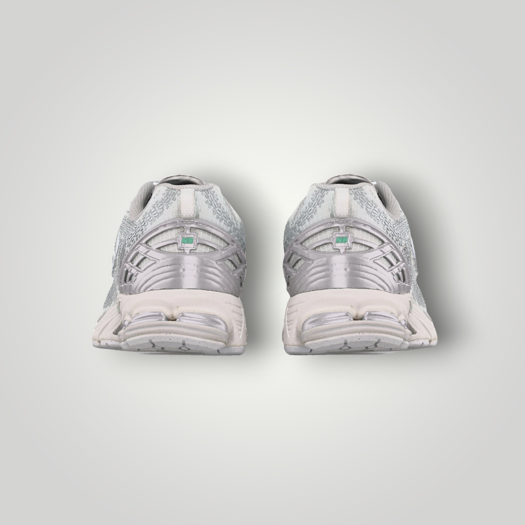 NDO Clothing New Balance U1906 Unisex Sneaker in Weiss und Metallic-Silber, Rückansicht mit Dämpfungssohle