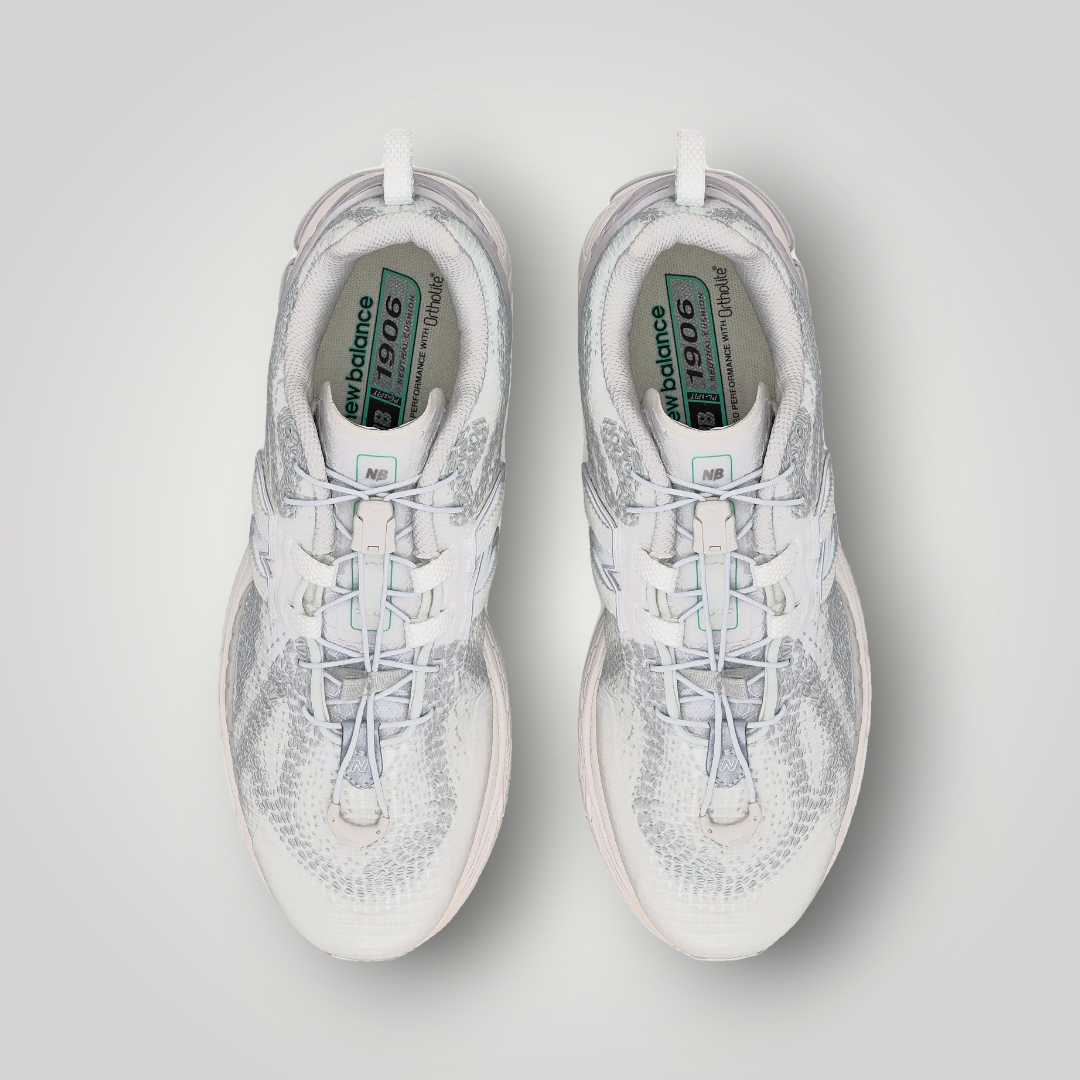 NDO Clothing New Balance U1906 Sneaker in Weiss und Silber mit Mesh-Obermaterial und Schnürung in der Draufsicht