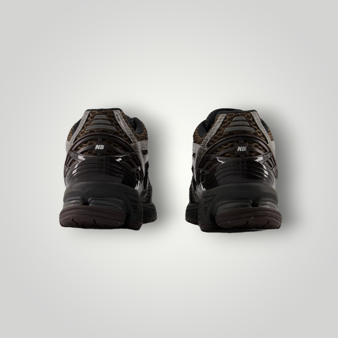 NDO Clothing New Balance U1906 Sneaker in Thunder Brown und Schwarz, Rückansicht mit Mesh-Details und NB-Logo
