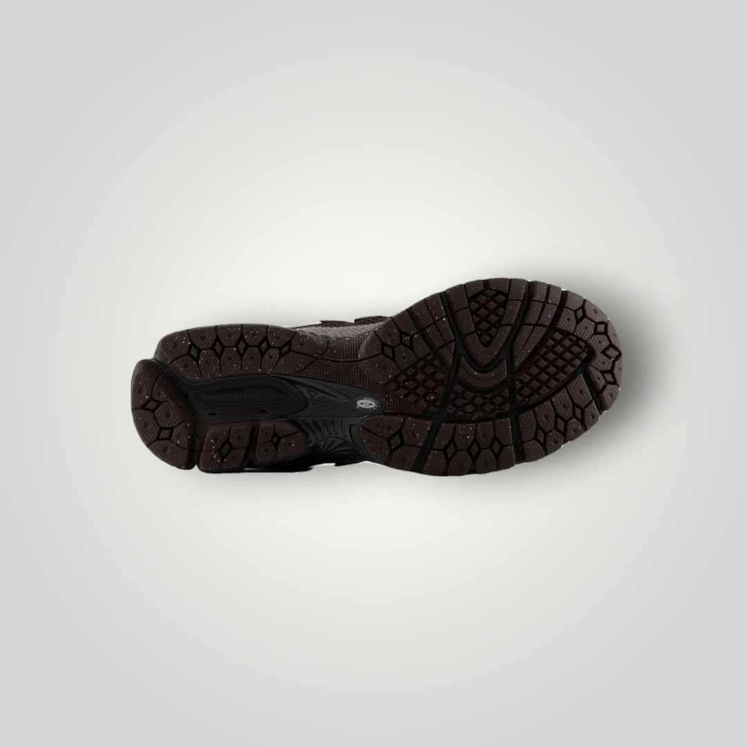 NDO Clothing New Balance U1906 Sneaker in Thunder Brown und Schwarz, Ansicht der profilierten Kunststoff-Laufsohle