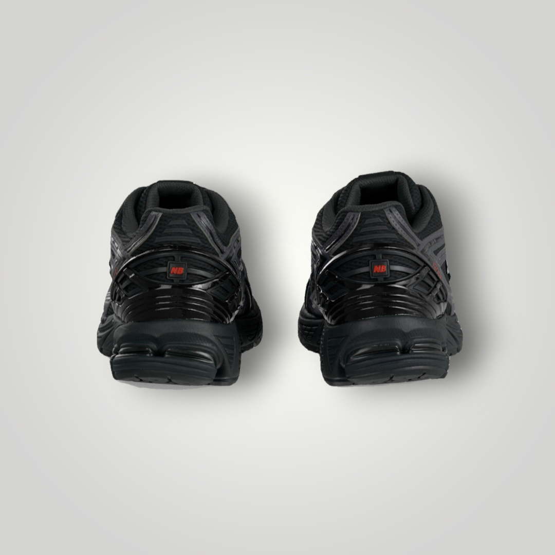 NDO Clothing New Balance U1906 Sneaker in Schwarz mit roten Akzenten, Rückansicht der atmungsaktiven Mesh-Sportschuhe