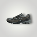 NDO Clothing New Balance U1906 Sneaker in Dunkelgrau mit Mesh-Obermaterial, Schnürung und robuster Gummisohle.