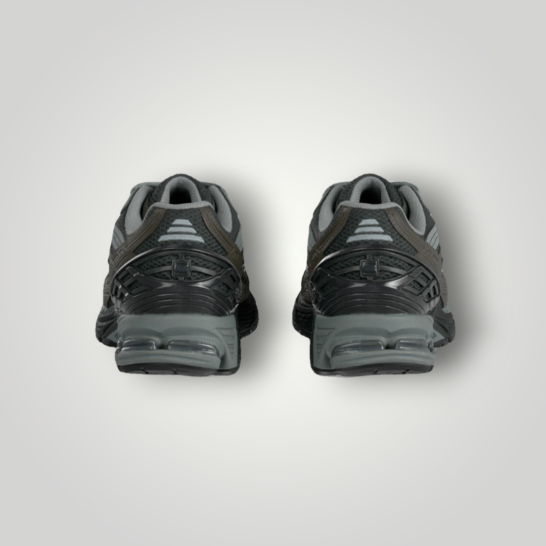 NDO Clothing New Balance U1906 Unisex Sneaker in Dunkelgrau, Rückansicht mit Mesh-Details und robuster Gummisohle