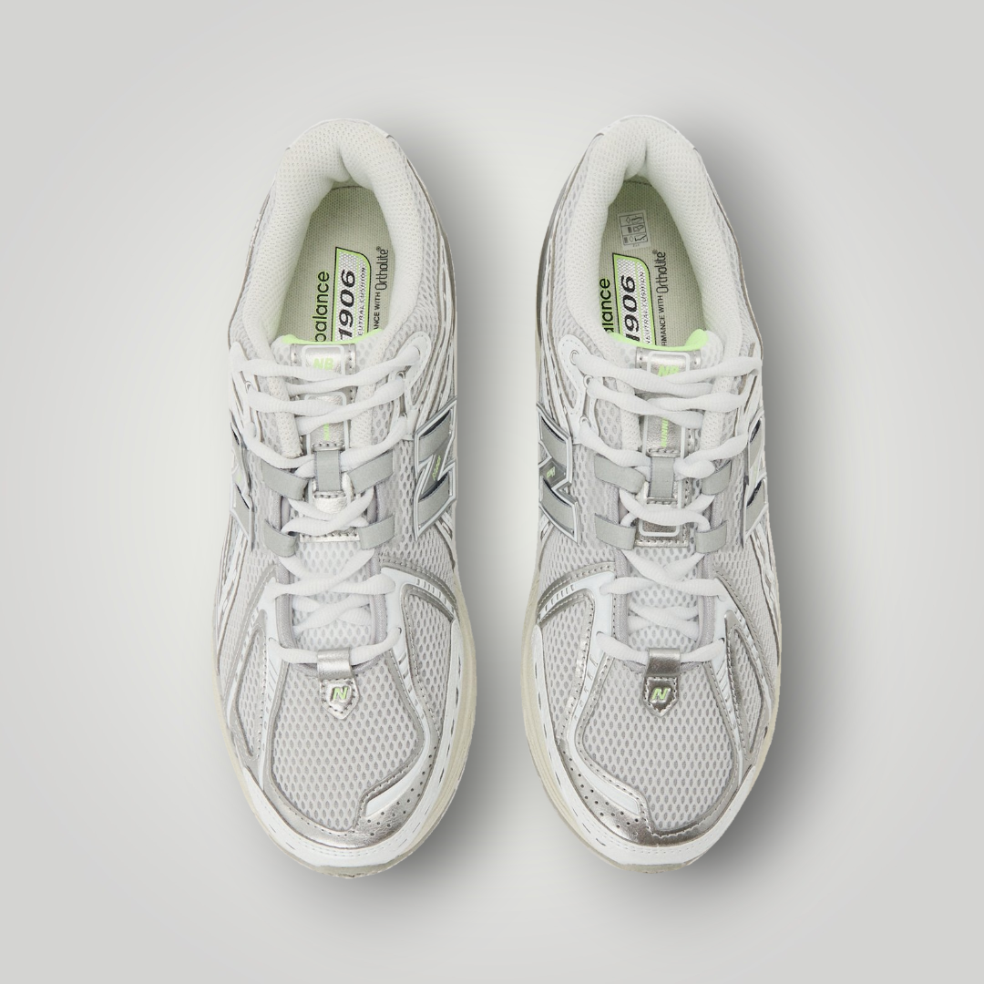 NDO Clothing New Balance U1906 Sneaker in Grau und Weiss mit Mesh-Obermaterial und Schnürung in der Draufsicht