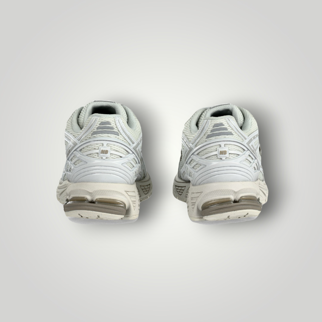 NDO Clothing New Balance U1906 Sneaker in Weiß und Arid Stone, Rückansicht der atmungsaktiven Mesh-Laufschuhe