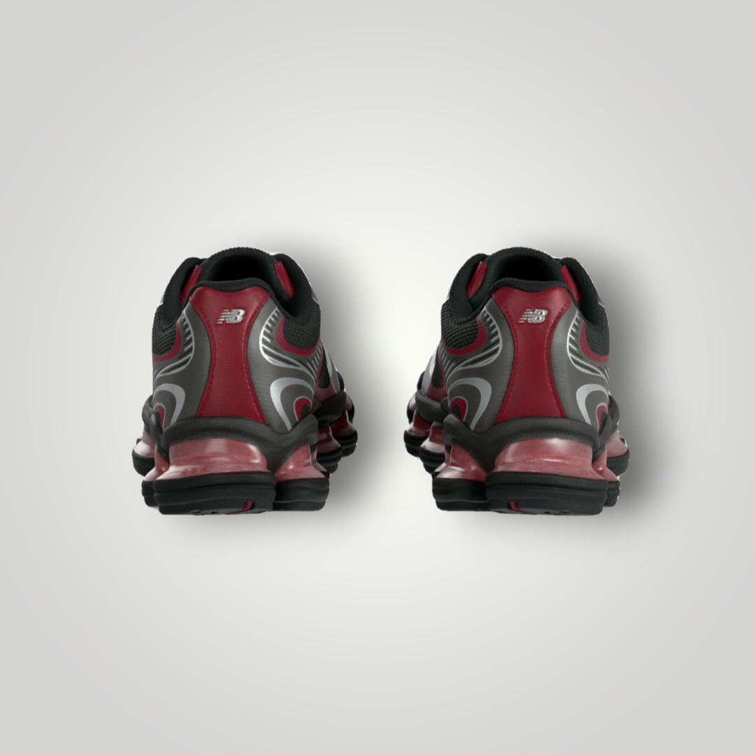 NDO Clothing New Balance U2000 Sneaker in Schwarz und Podium-Rot mit Mesh-Details und markanter Dämpfungssohle