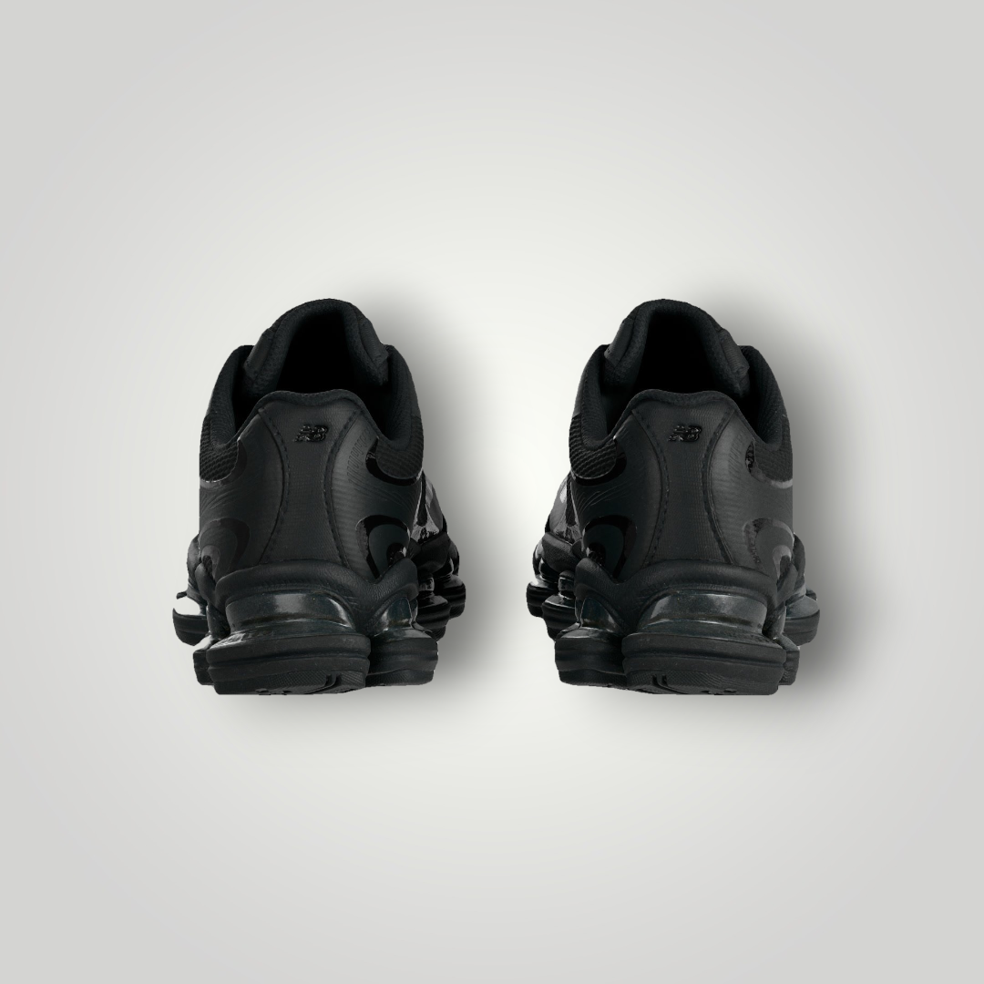 NDO Clothing New Balance U2000 Unisex Sneaker in Schwarz mit Mesh-Obermaterial und markanter Dämpfungssohle von hinten