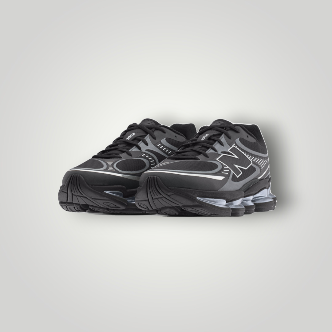 NDO Clothing New Balance U2000 Unisex Sneaker in Schwarz mit silbernen Metallic-Details und atmungsaktivem Mesh-Design.