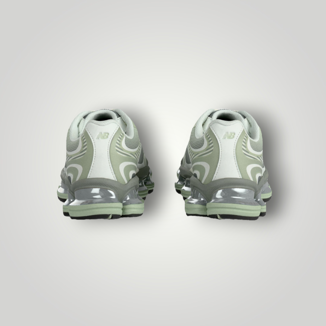 NDO Clothing New Balance U2000 Sneaker in Silber und Moosgrün mit Mesh-Details und markanter Dämpfungssohle
