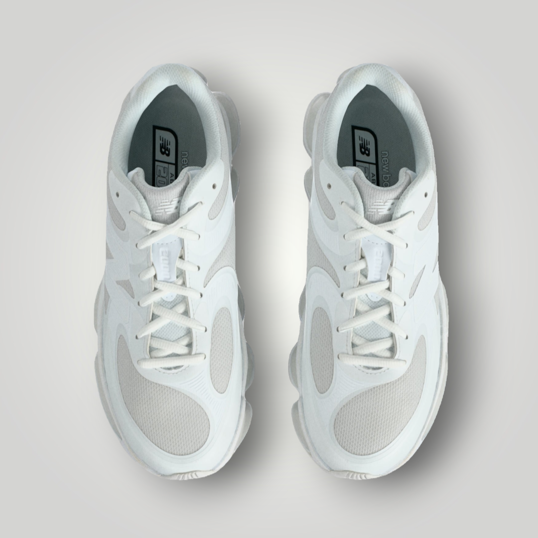 NDO Clothing New Balance U2000 Sneaker in Weiß mit atmungsaktivem Mesh-Obermaterial und Schnürung in der Draufsicht