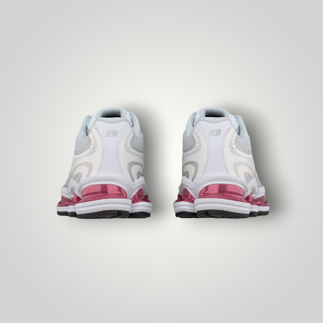 NDO Clothing New Balance U2000 Sneaker in Weiss und Pink, Rückansicht mit Mesh-Obermaterial und Dämpfungssohle.