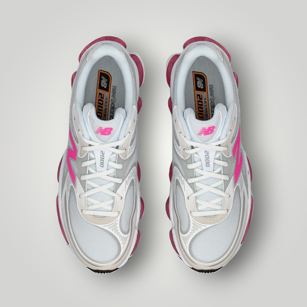 NDO Clothing New Balance U2000 Sneaker in Weiss und Pink mit Mesh-Obermaterial und Schnürung in der Draufsicht