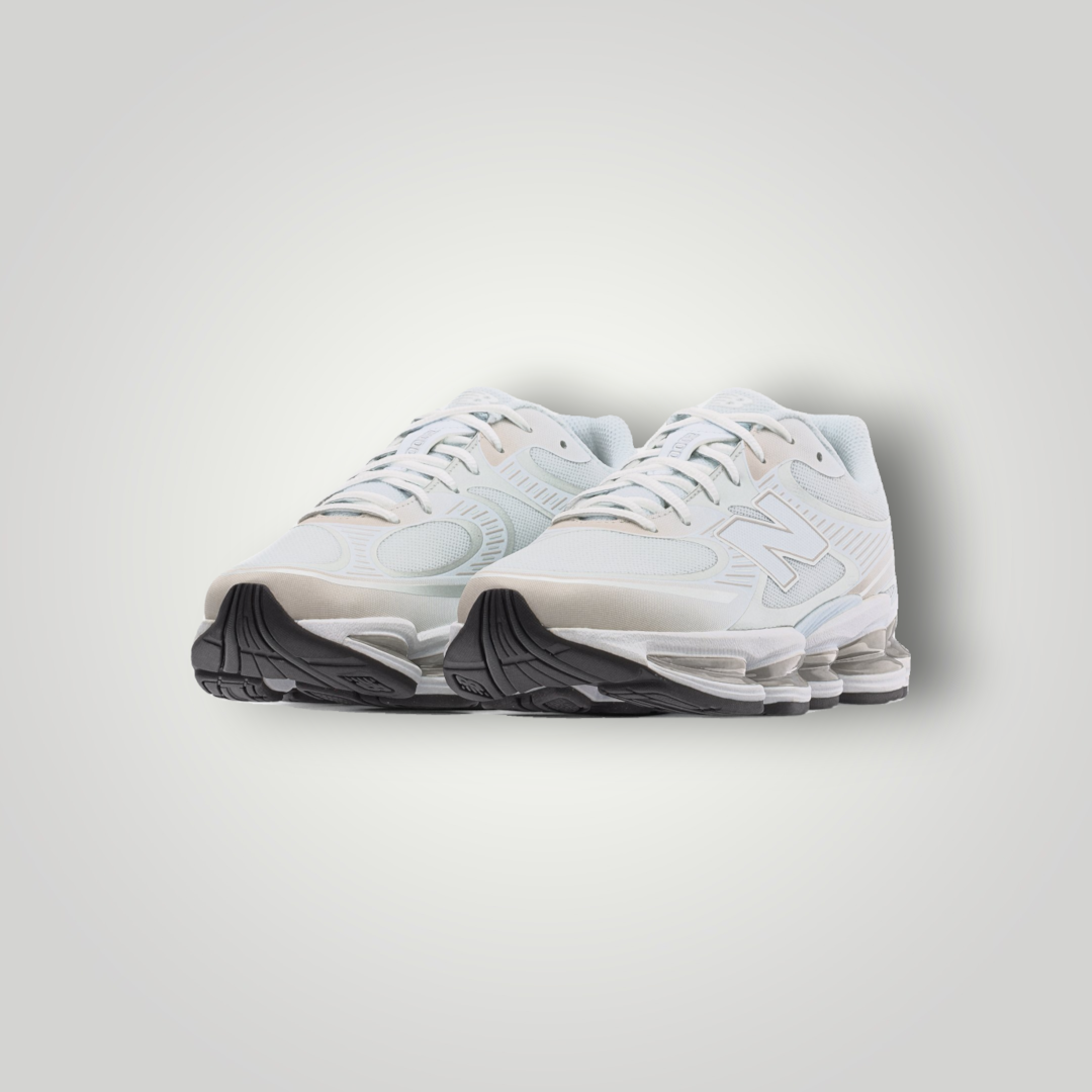 NDO Clothing New Balance U2000 Sneaker in Weiß und Silber mit Mesh-Obermaterial und robuster Dämpfungssohle