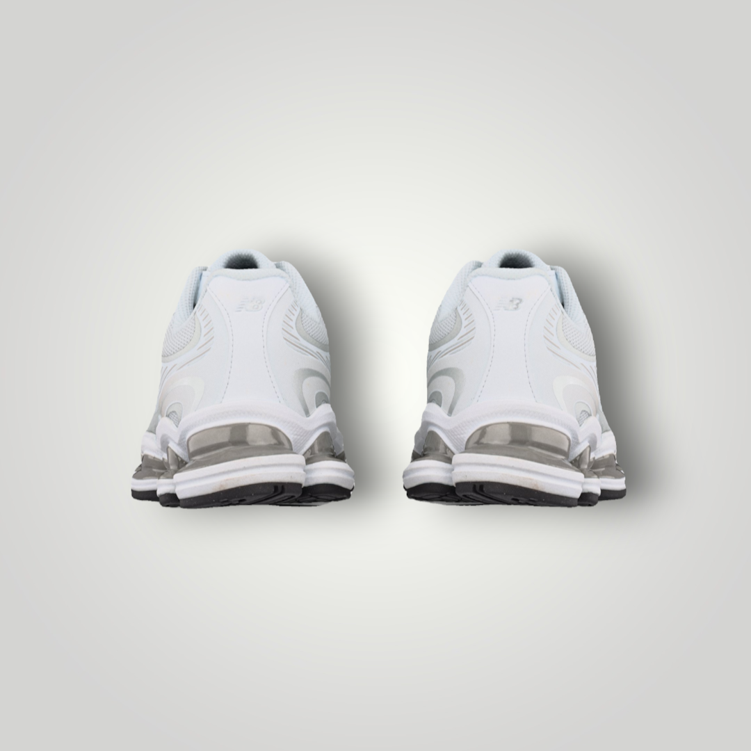 NDO Clothing New Balance U2000 Sneaker in Weiß und Silber mit Mesh-Obermaterial und Dämpfungssohle, Rückansicht.