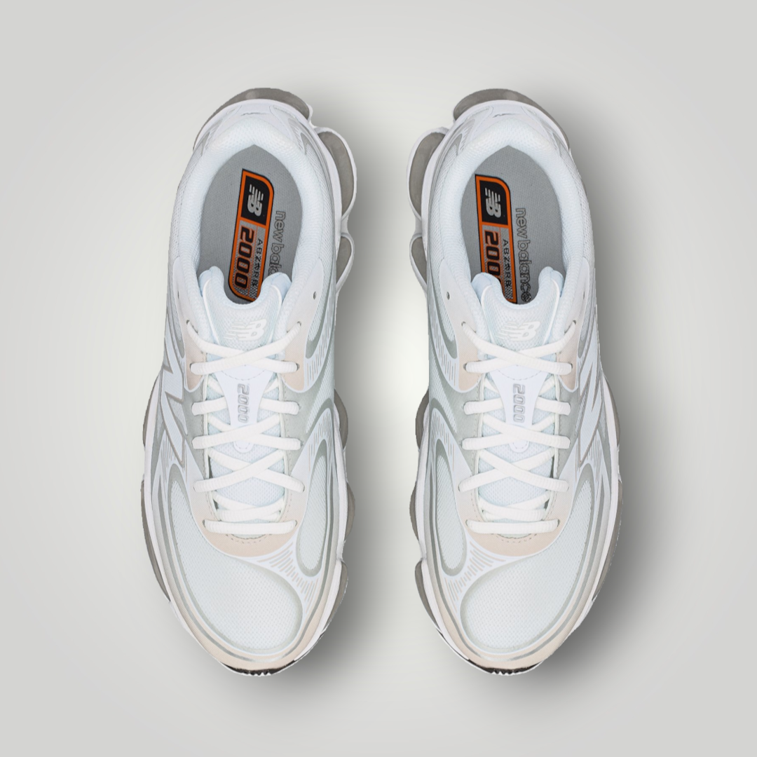 NDO Clothing New Balance U2000 Sneaker in Weiß und Silber mit Mesh-Obermaterial und Schnürung in der Draufsicht
