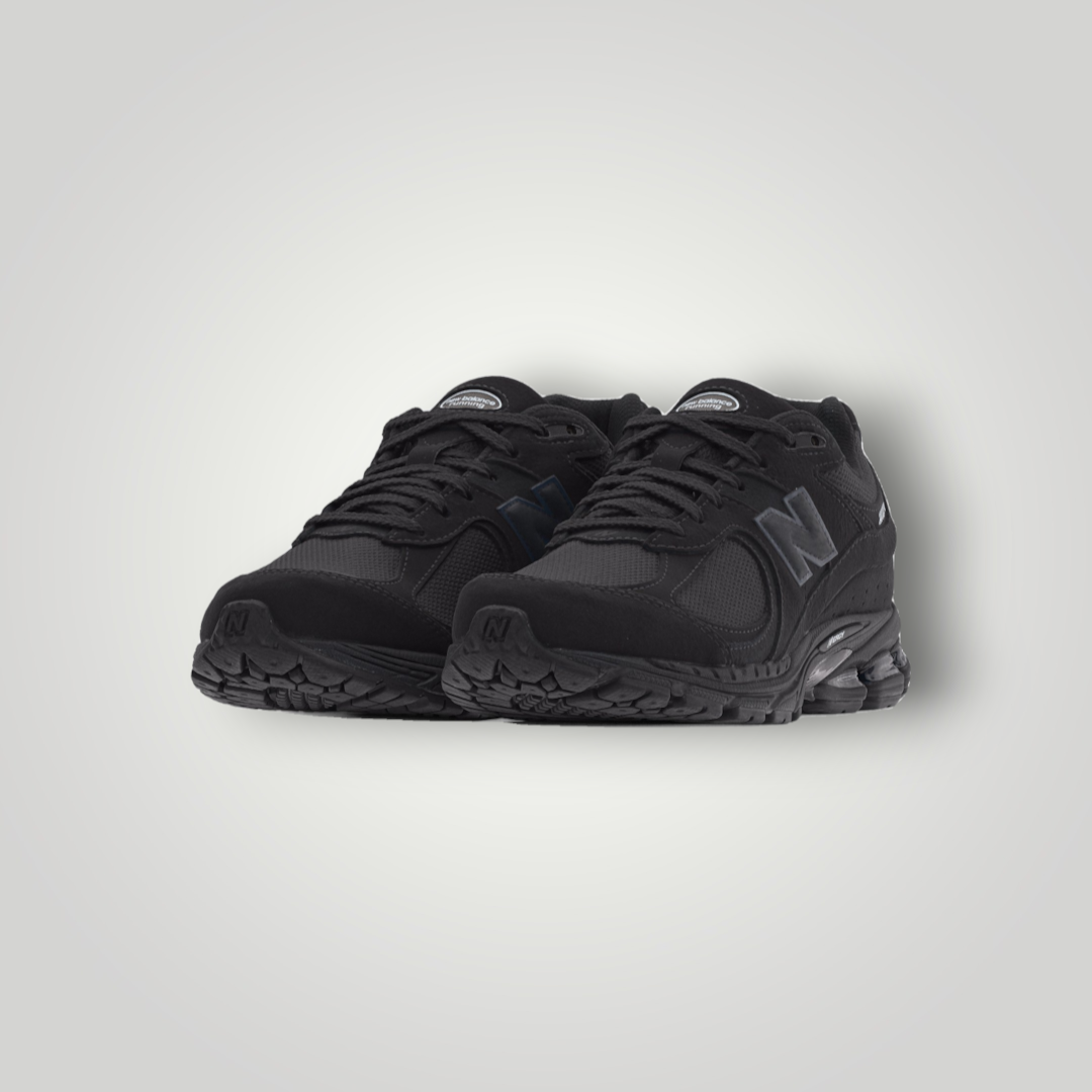 NDO Clothing New Balance U2002 Unisex Sneaker in Schwarz aus Mesh, Leder und Textil mit Schnürung und flacher Sohle