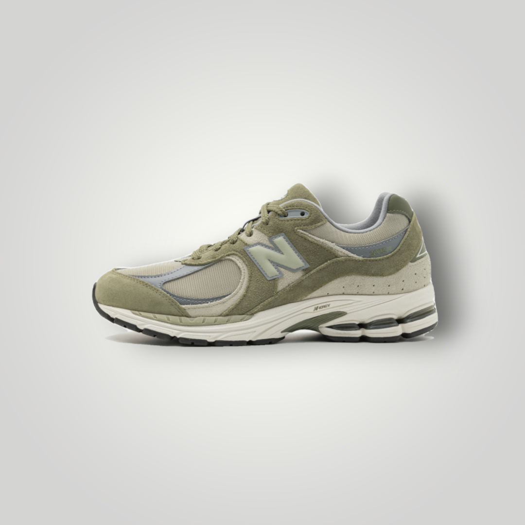 NDO Clothing New Balance U2002 Sneaker in Dunkeloliv aus Leder und Mesh mit N-ergy Sohle in Seitenansicht