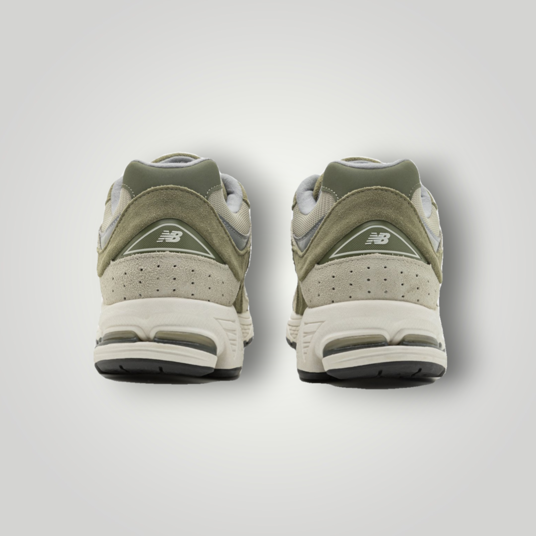 Rückansicht der NDO Clothing New Balance U2002 Sneaker in Dunkeloliv aus Leder und Mesh mit N-ergy Sohlentechnologie