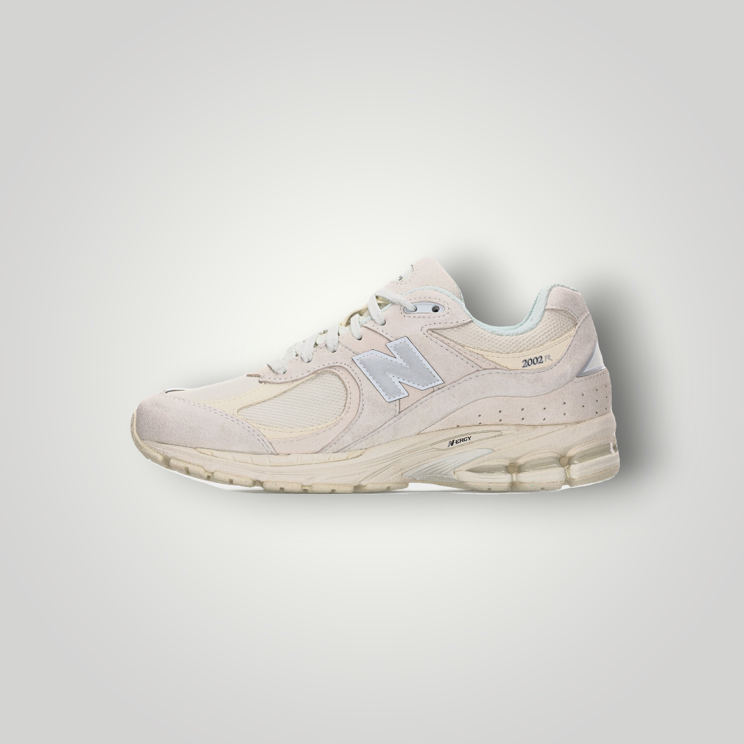 NDO Clothing New Balance U2002 Sneaker in Sea Salt und Silber mit Mesh- und Wildleder-Details in Seitenansicht