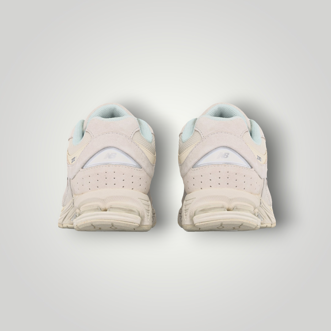 NDO Clothing New Balance U2002 Sneaker in Sea Salt und Silber von hinten mit Wildleder-Details und Mesh-Einsätzen