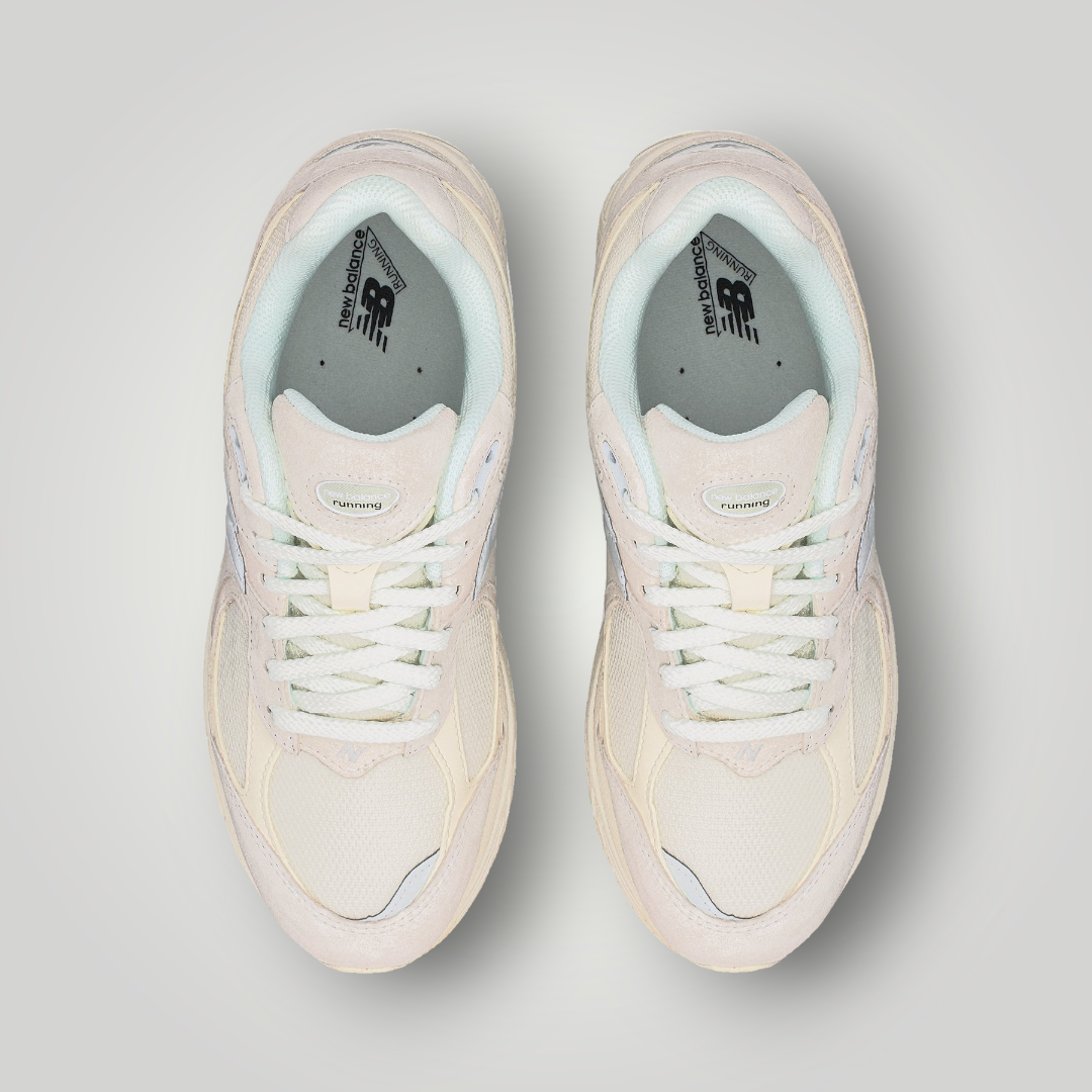 NDO Clothing New Balance U2002 Sneaker in Sea Salt und Silber mit Mesh- und Wildleder-Details in der Draufsicht
