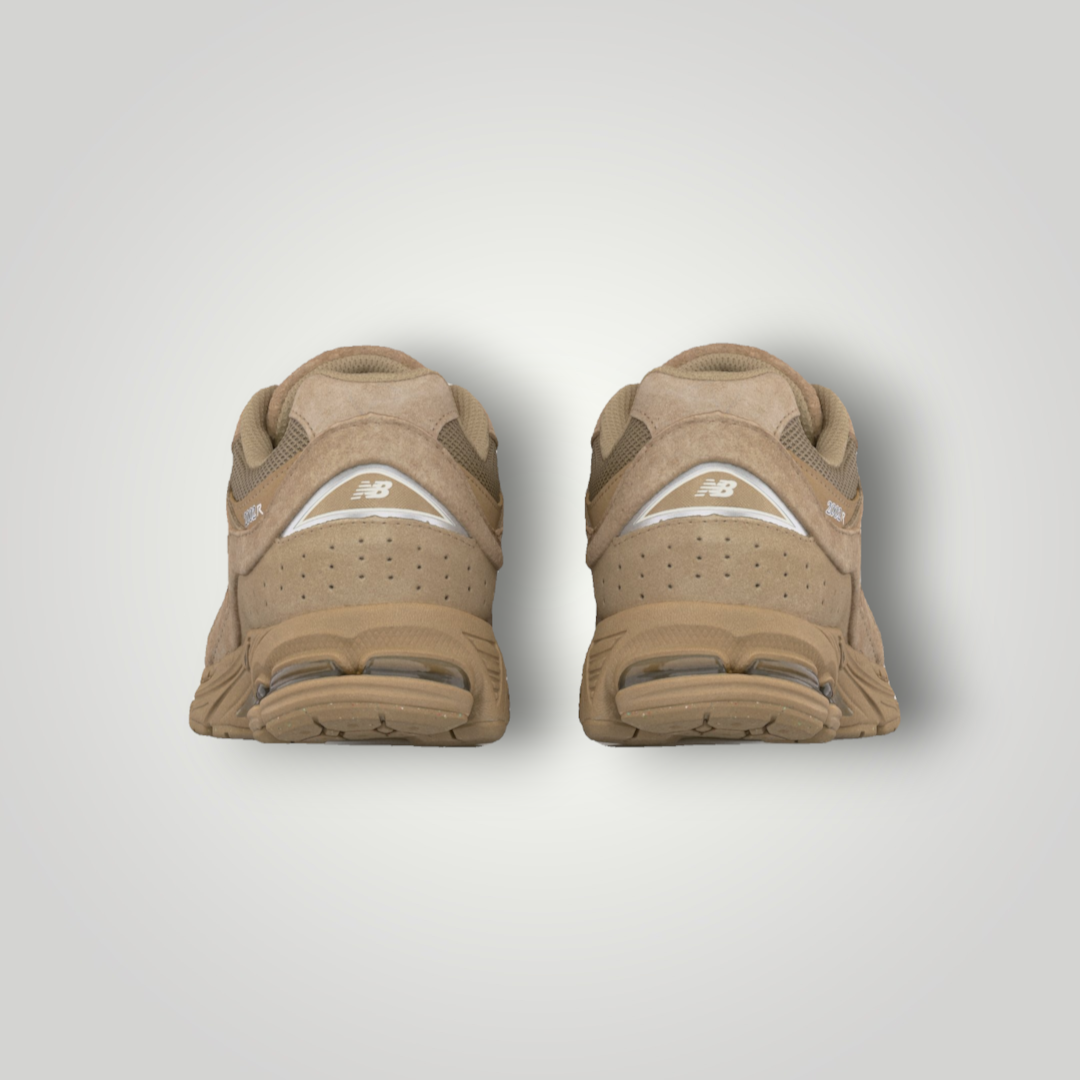NDO Clothing New Balance U2002 Sneaker in Stoneware mit silbernen Metallic-Details, Rückansicht der Wildleder-Mesh-Schuhe