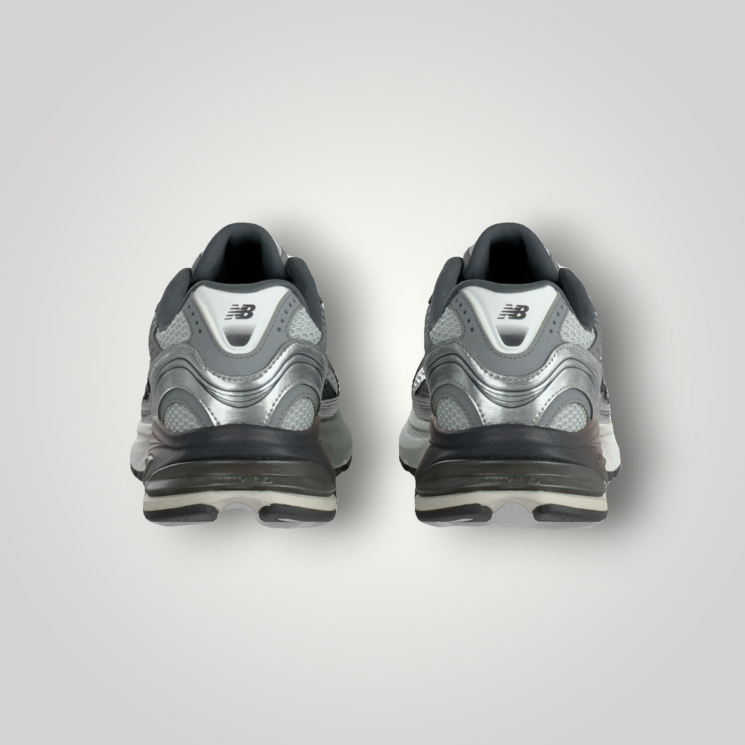 NDO Clothing New Balance Unisex Sneaker in Grau mit Mesh-Details und Fersenlasche, Rückansicht