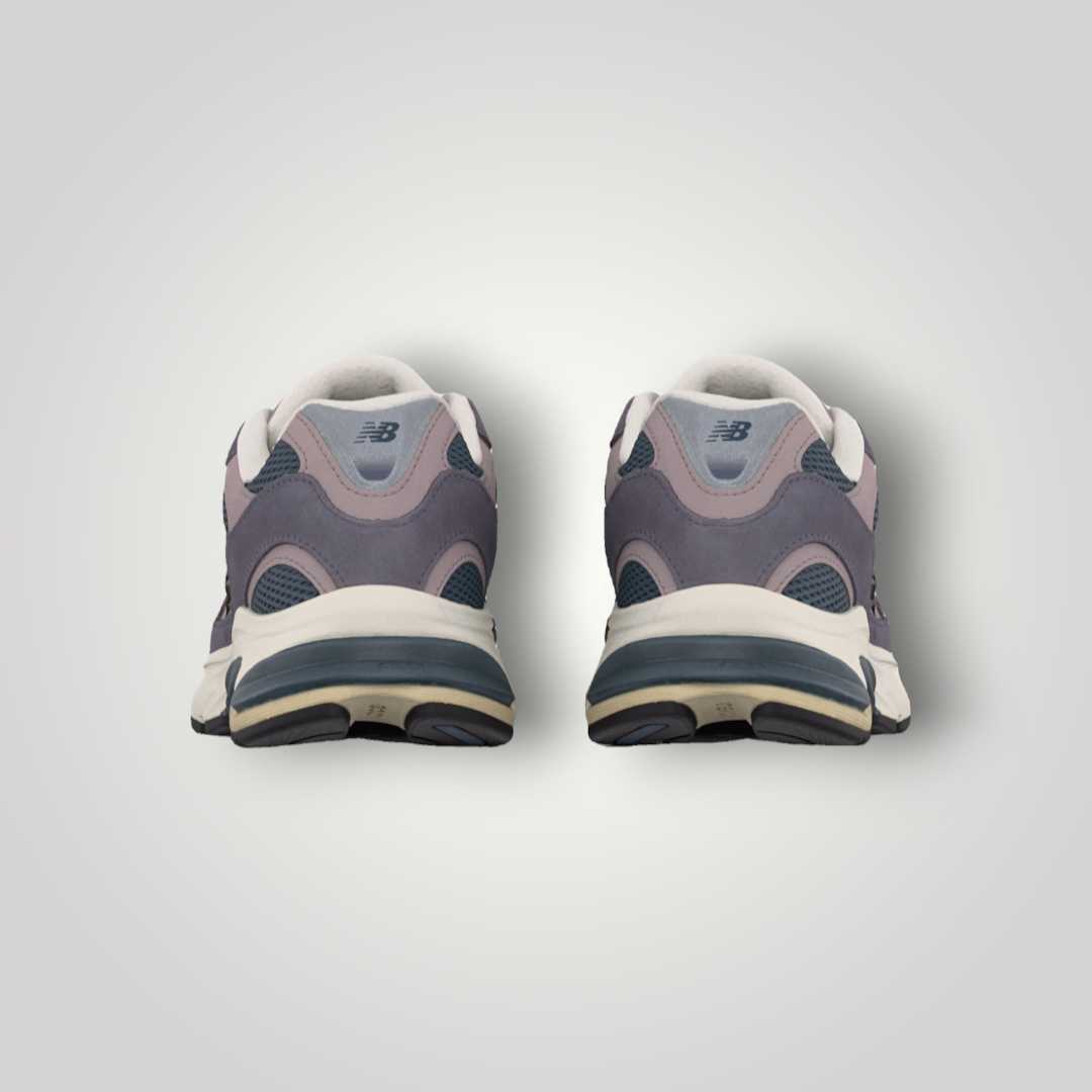 NDO Clothing New Balance Unisex-Sneaker in Neptune Grey und Shadow Blue mit Mesh- und Wildleder-Details, Rückansicht.