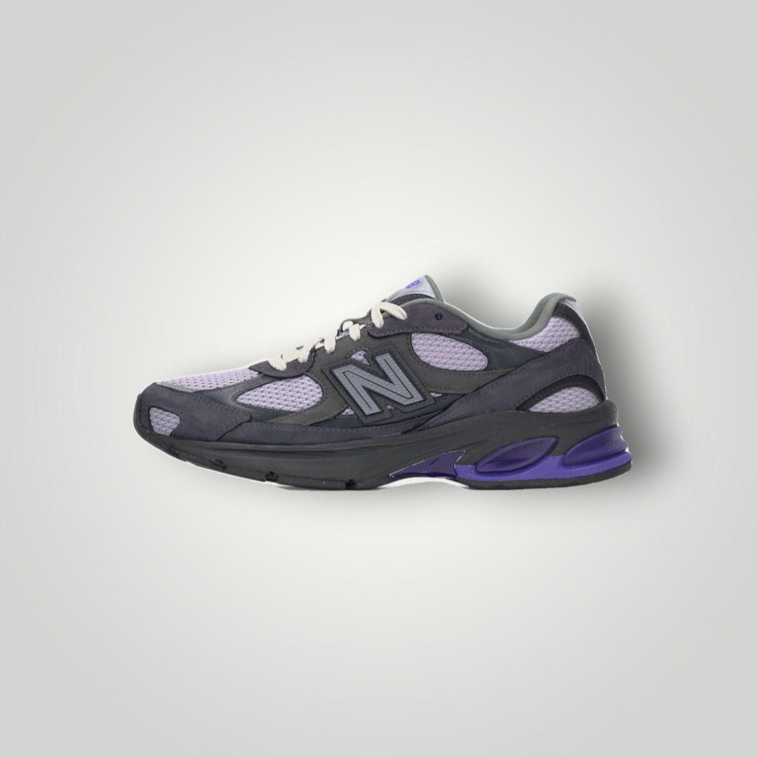 NDO Clothing New Balance Sneaker in Neptune-Grau und Violett mit Mesh-Obermaterial und Wildleder-Details