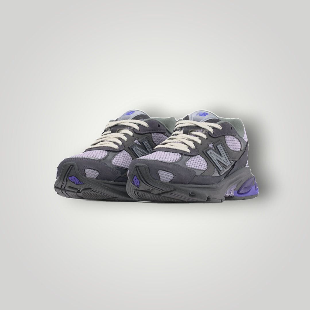 NDO Clothing New Balance Sneaker in Neptune Grey und Violet Crush mit Mesh-Obermaterial und Wildleder-Details.