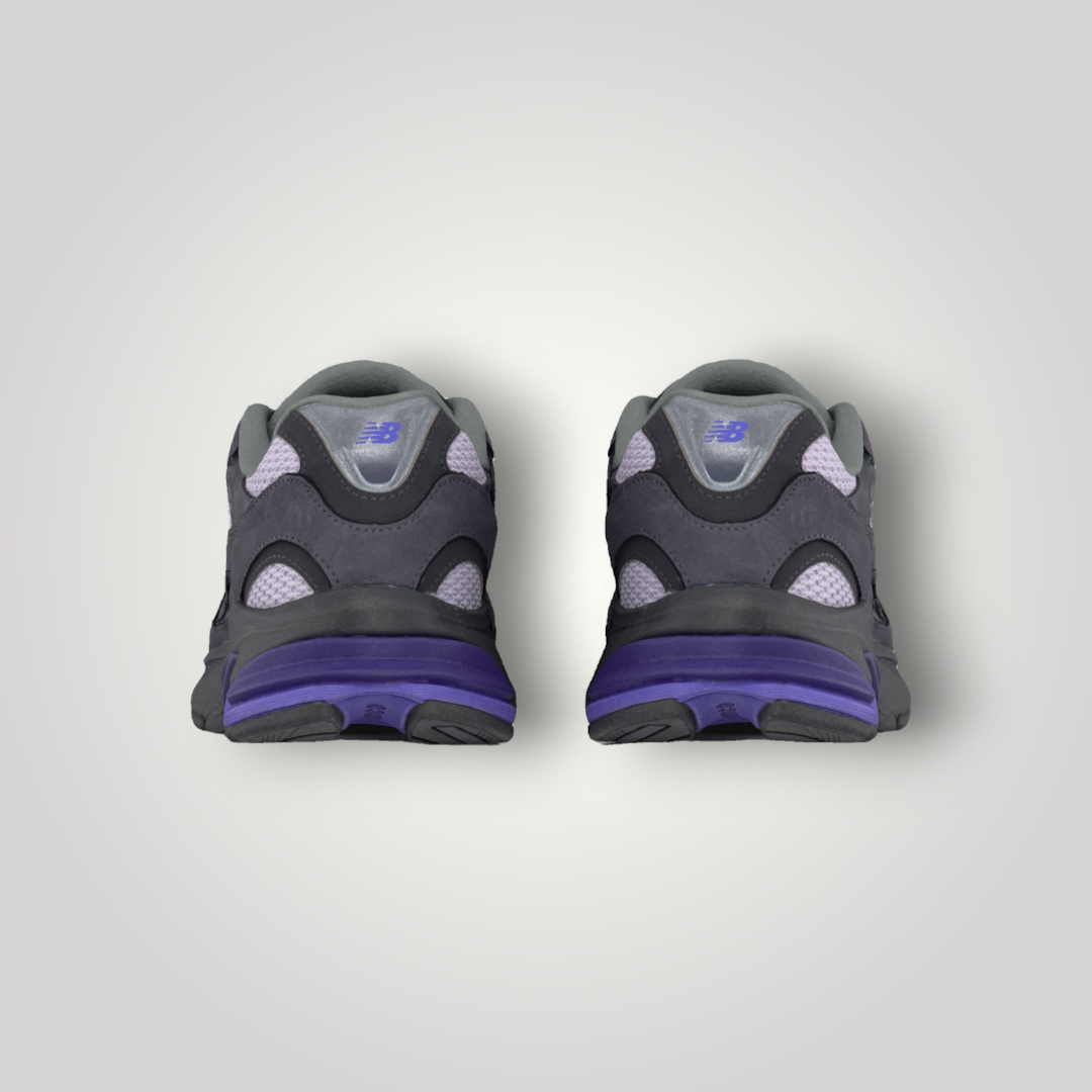 NDO Clothing New Balance Unisex Sneaker in Grau und Violett mit Mesh-Details und robuster Sohle, Rückansicht.