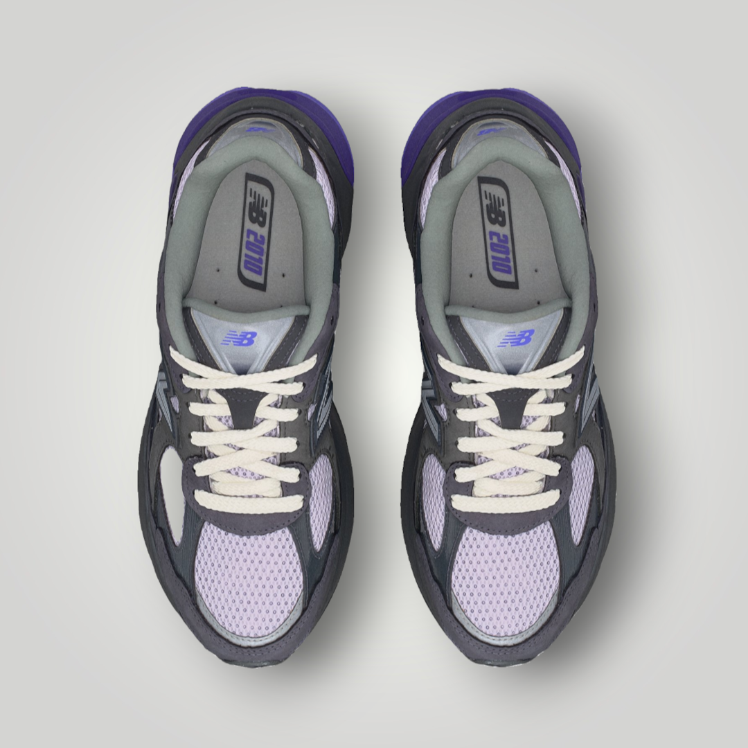 NDO Clothing New Balance Sneaker in Neptune Grey und Violett mit Mesh-Obermaterial und Schnürung in der Draufsicht