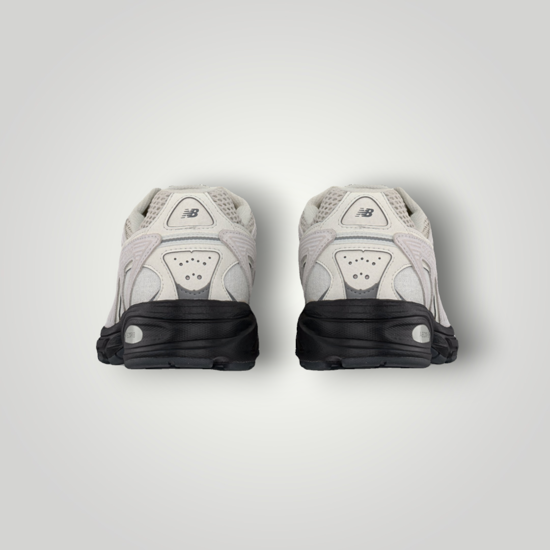 NDO Clothing New Balance U509 Sneaker in Grau und Schwarz mit reflektierenden Details und Abzorb-Dämpfung, Rückansicht