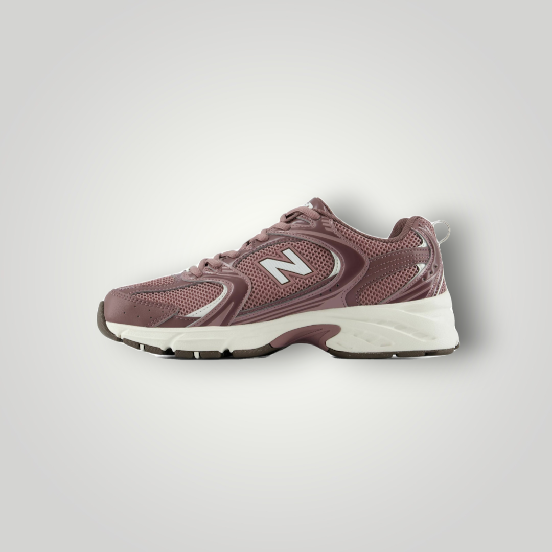 NDO Clothing New Balance U530 Sneaker in Fast Track Pebble mit Mesh-Obermaterial und beiger Sohle in Seitenansicht