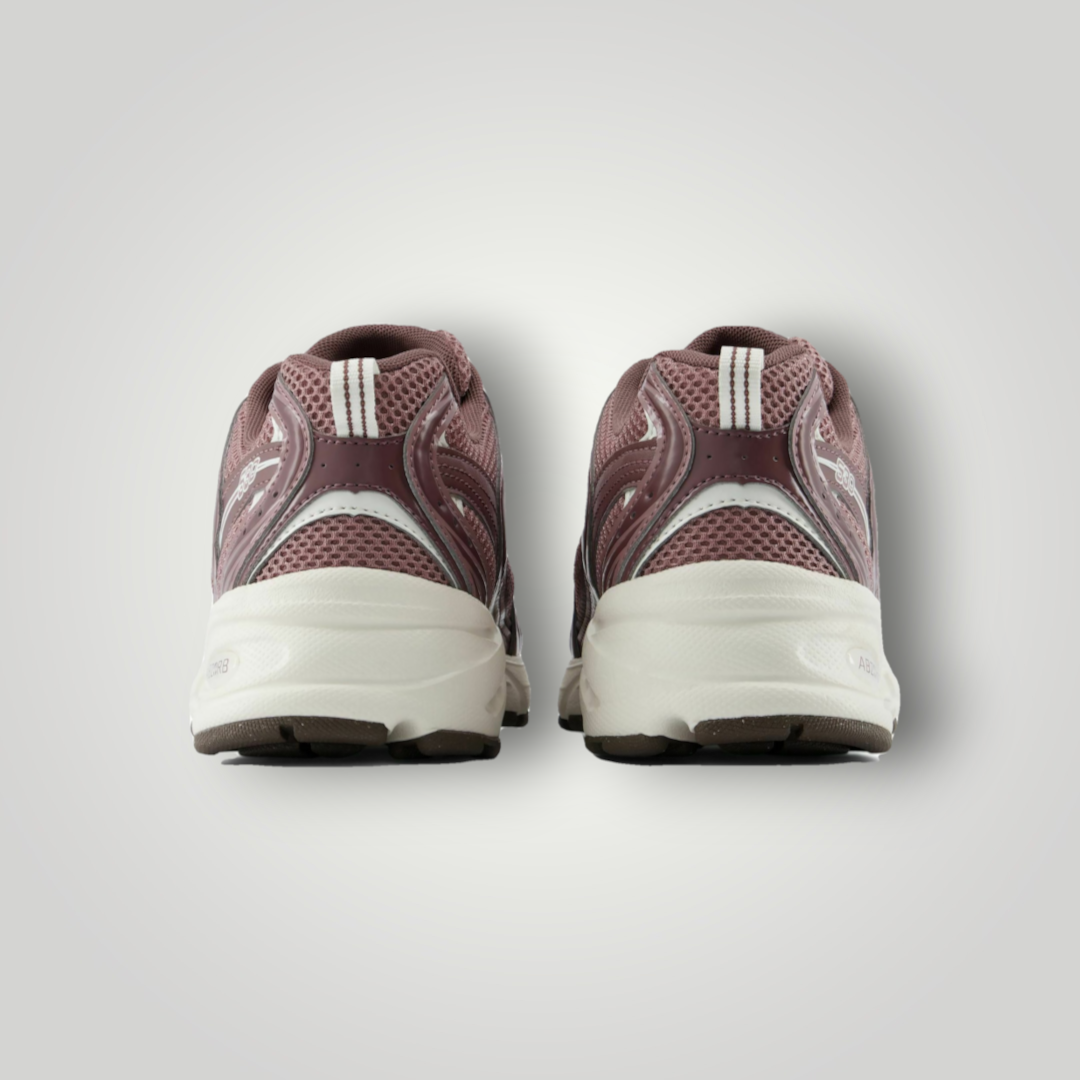 NDO Clothing New Balance U530 Sneaker in Pebble Braun mit Mesh-Obermaterial und weißer Sohle, Rückansicht