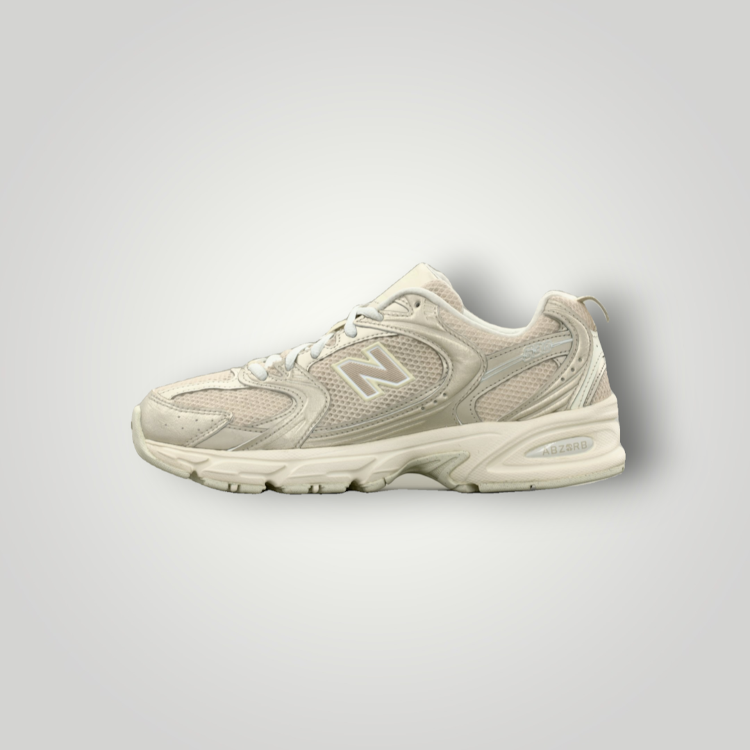 NDO Clothing New Balance U530 Sneaker in gold-metallic mit Mesh-Obermaterial und ABZORB-Dämpfung in Seitenansicht